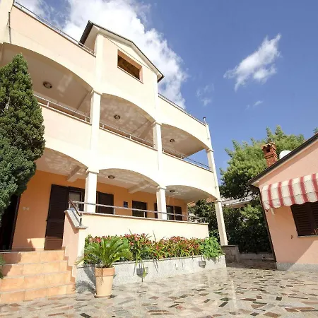 Apartments Folo Guest house