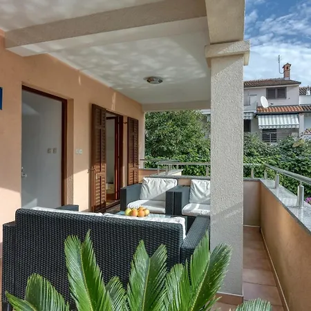 Guest house Apartments Folo 3*