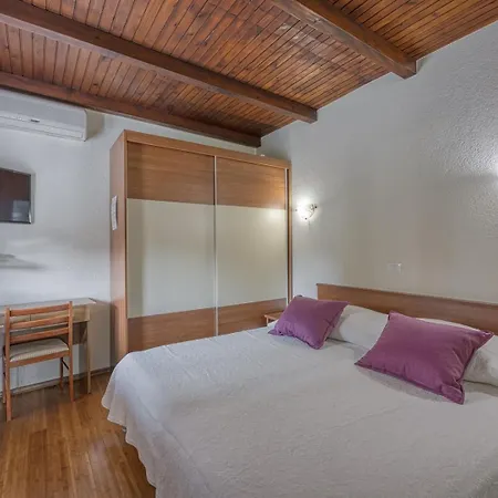 Guest house Apartments Folo