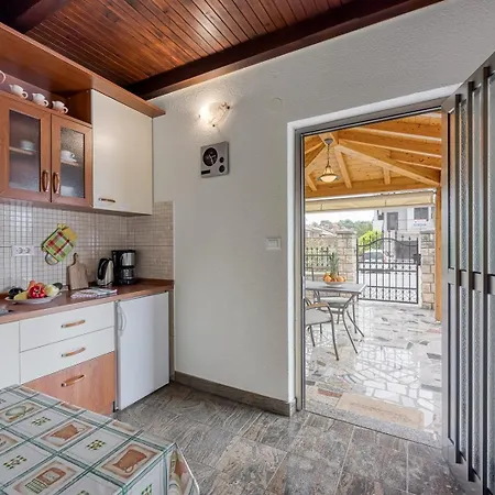 Guest house Apartments Folo 3*