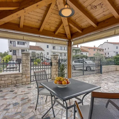 Apartments Folo 3*